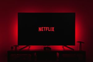 Una televisión con el logo de Netflix
