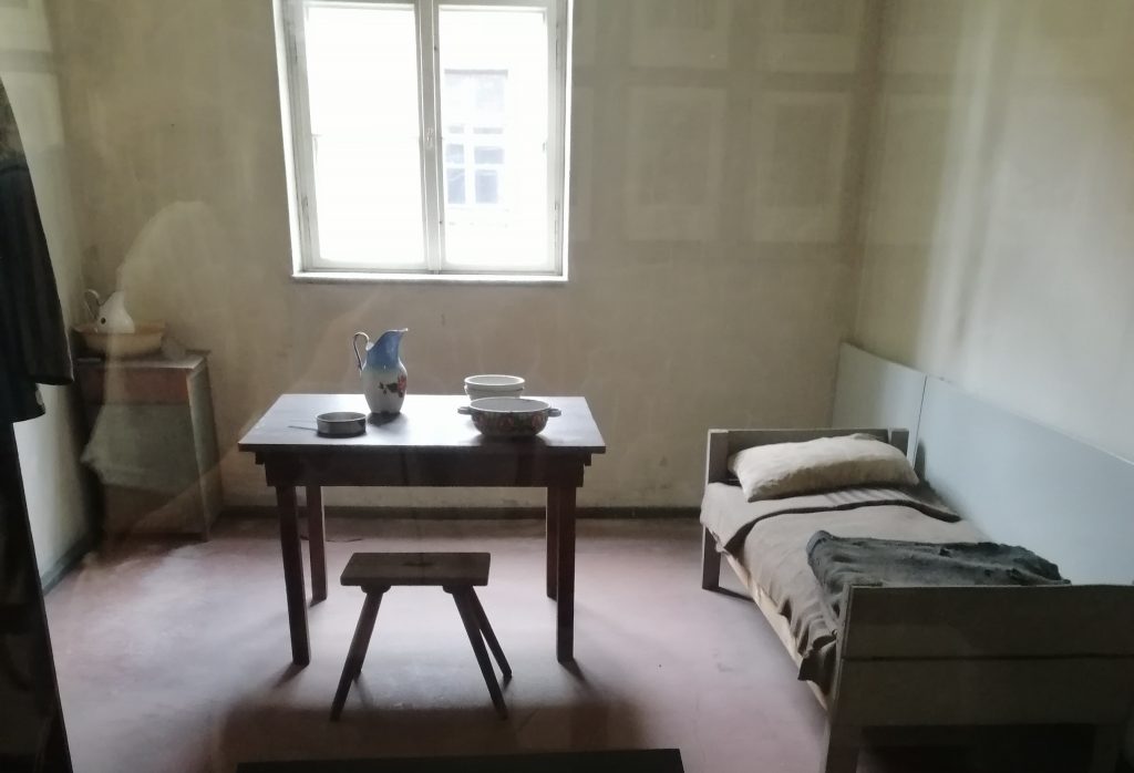 La habitación de un kapo en el Museo Estatal de Auschwitz-Birkenau