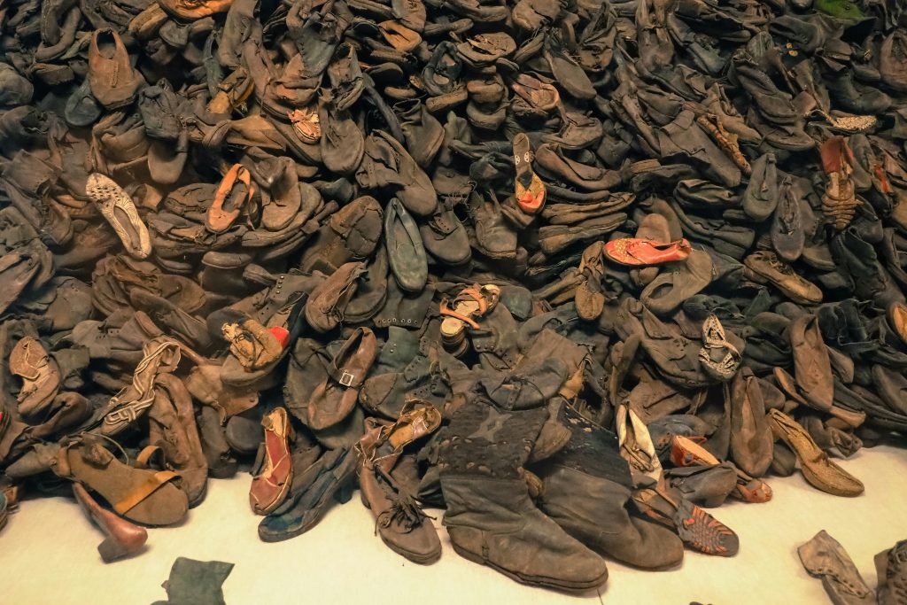 Imagen de montaña de zapatos de las víctimas en el museo de Auschwitz-Birkenau