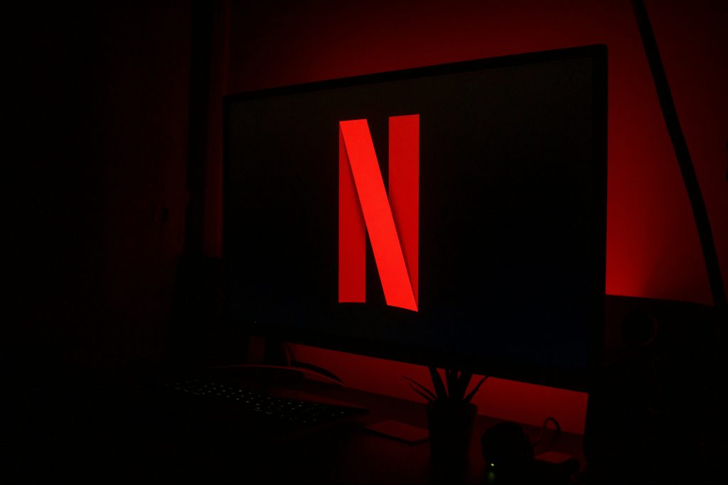 Pantalla en negro con el logo de Netflix