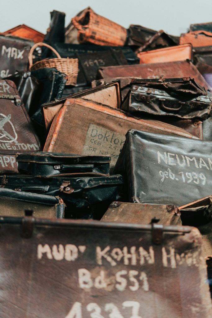 Maletas amontonadas de los deportados en el museo de Auschwitz-Birkenau