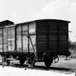 Un vagón de ganado utilizado para llevar a los deportados en las vías de Auschwitz-Birkenau