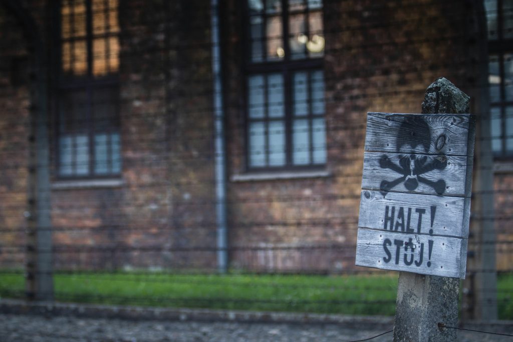 Señal de advertencia junto a las alambradas del campo de concentración de Auschwitz-Birkenau