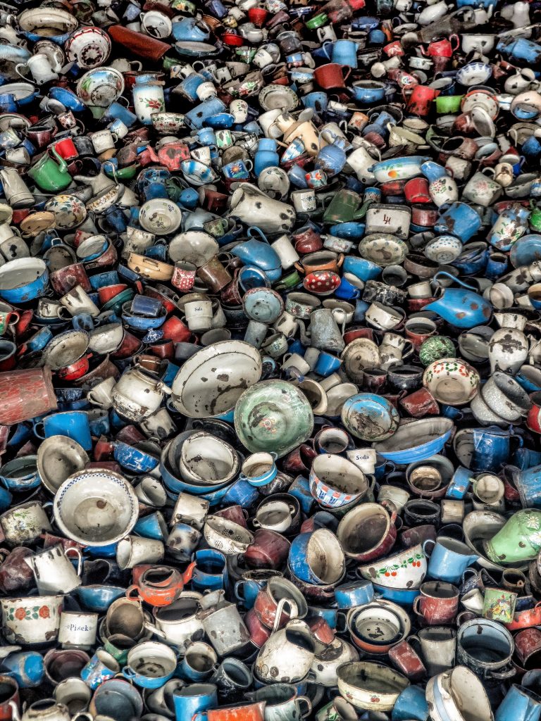 Utensilios de cocina amontonados, pertenecientes a los deportados en Auschwitz-Birkenau
