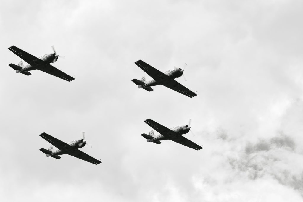 Grupo de cuatro aviones volando en un cielo nublado