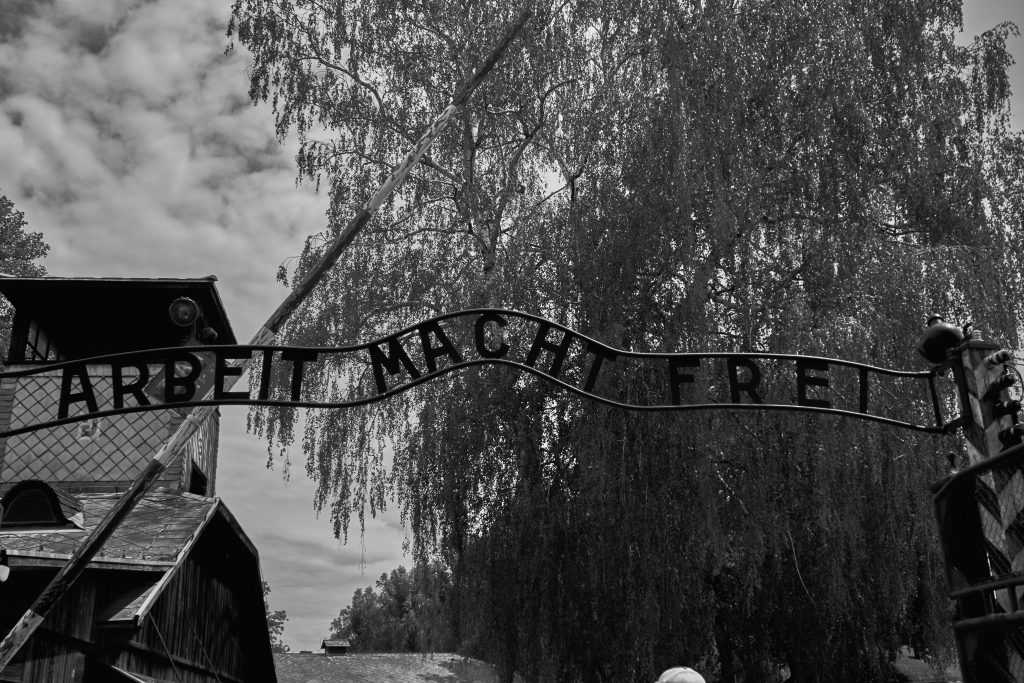 Famoso cartel Arbeit Macht frei a la entrada de Auschwitz en blanco y negro