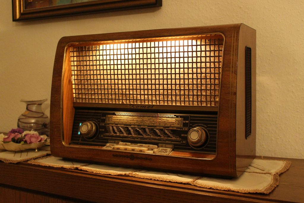 Radio marrón antigua encendida