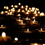 Velas colocadas como en homenaje a víctimas del terrorismo