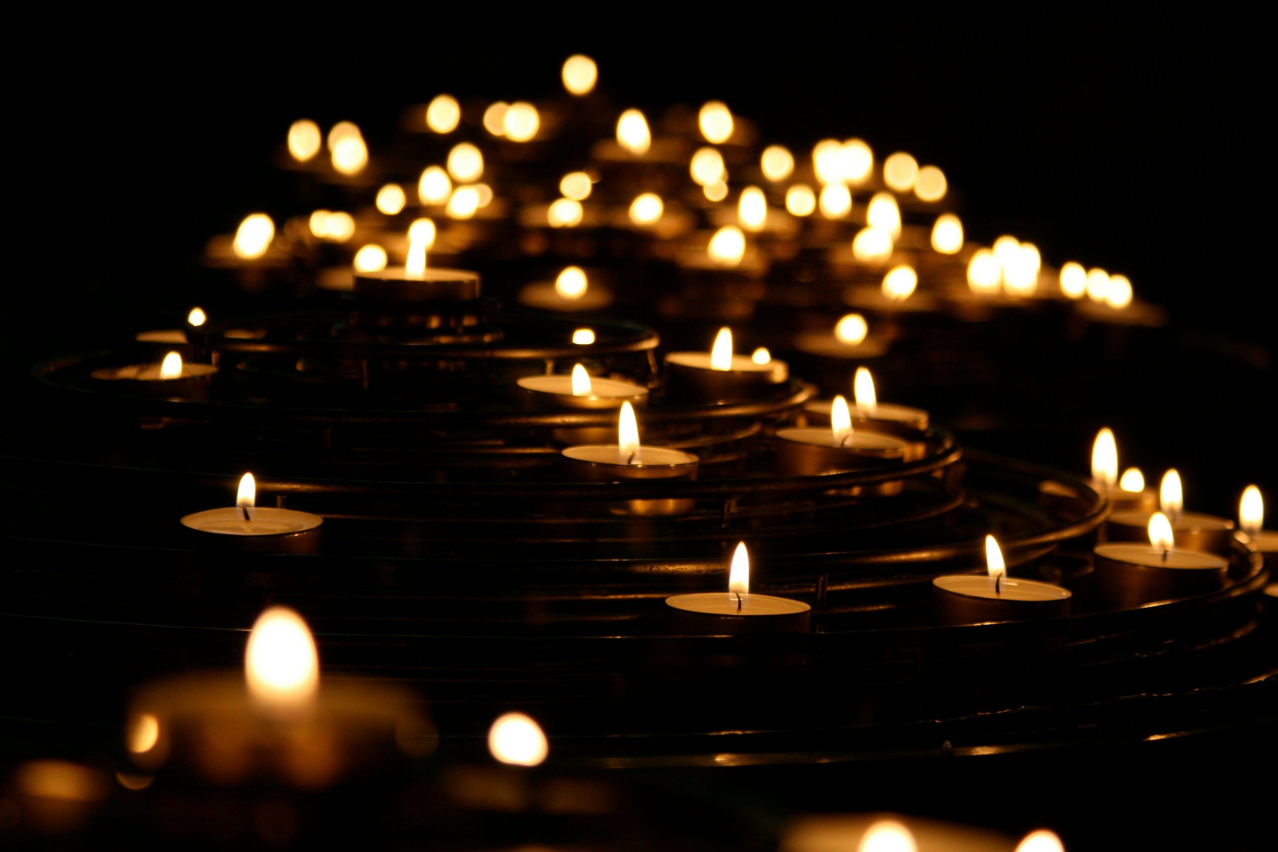 Velas colocadas como en homenaje a víctimas del terrorismo