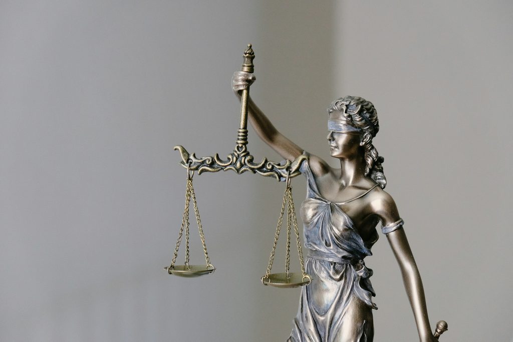 Imagen de la justicia con la balanza y los ojos vendados